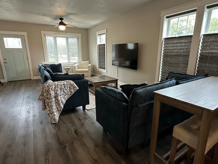 Luxury Downtown Cedar Falls Retreat | Sleeps 12 - Cedar Falls, IA