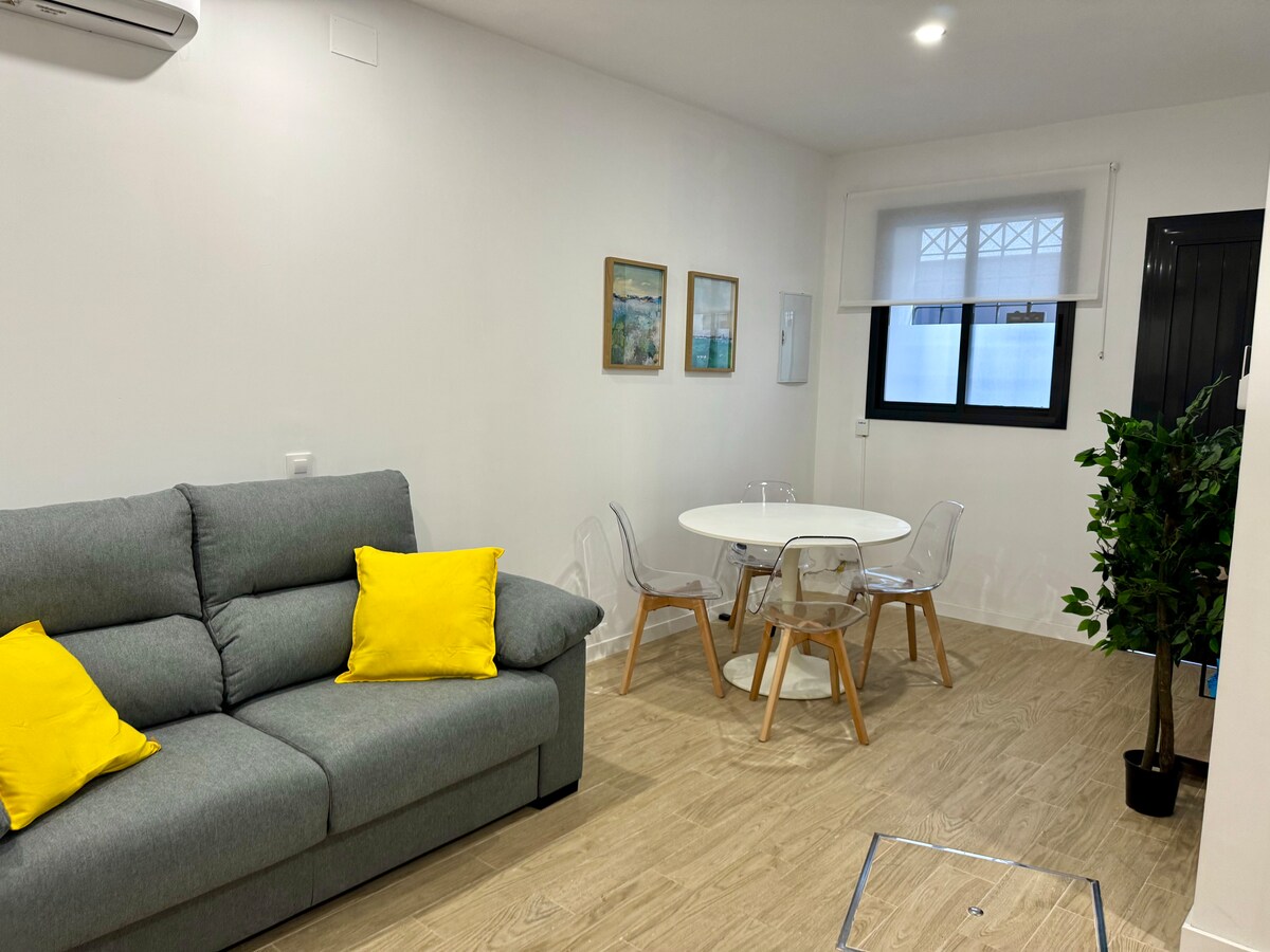 Top performing Airbnb: Your corner in Seville: comfortable and conveniently located in Huerta De Santa Teresa