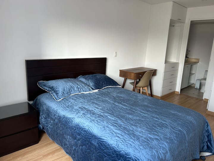 Camera da letto principale con bagno interno. Dispone di un letto matrimoniale, armadio completo, comodino, tavolo e sedia per lavoro/studio.