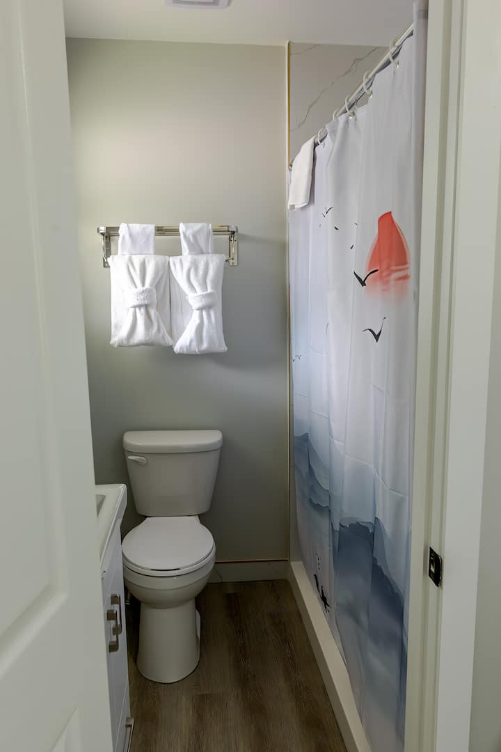 Room 31 (1 X King Bed) - Lake George, NY