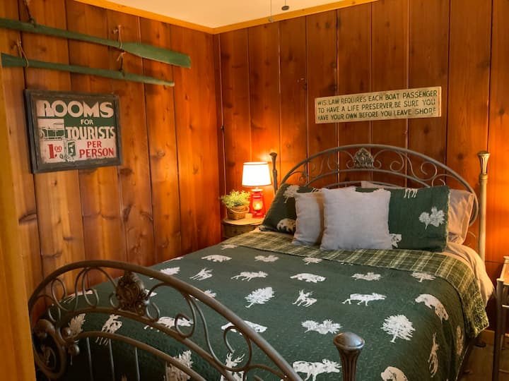 เตียงควีนไซส์สะดวกสบายพร้อมตู้เสื้อผ้า