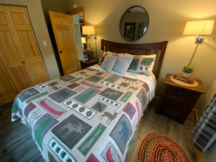 เตียงแพลตฟอร์มควีนไซส์สะดวกสบายตู้เสื้อผ้าเต็มรูปแบบ