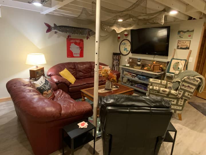 พื้นที่นั่งเล่นชั้นล่างพร้อมทีวีจอใหญ่