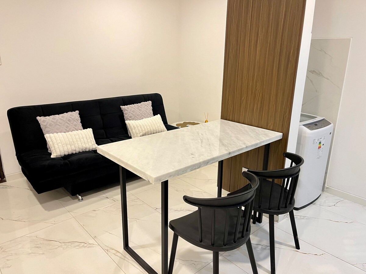 Malá obývacia izba, jedáleň, kuchyňa. Rozkladacia pohovka je veľká a pohodlná