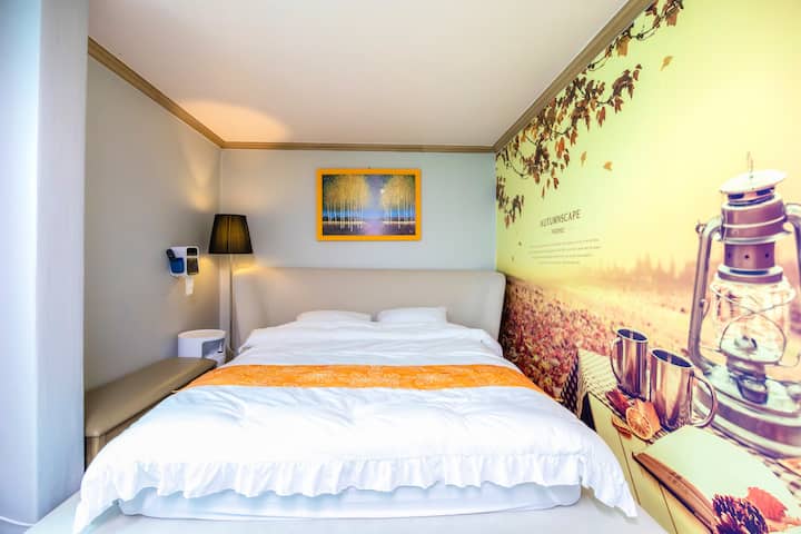 ห้องพักที่มีแนวคิดฤดูใบไม้ร่วง! ~
เตียงขนาดคิงไซส์ที่กว้างขวาง
พักผ่อนอย่างเต็มที่ในที่พักที่อบอุ่นพร้อมผ้าห่มนุ่มๆ! ~
เข้าพักในสถานที่พักผ่อนที่อบอุ่น!