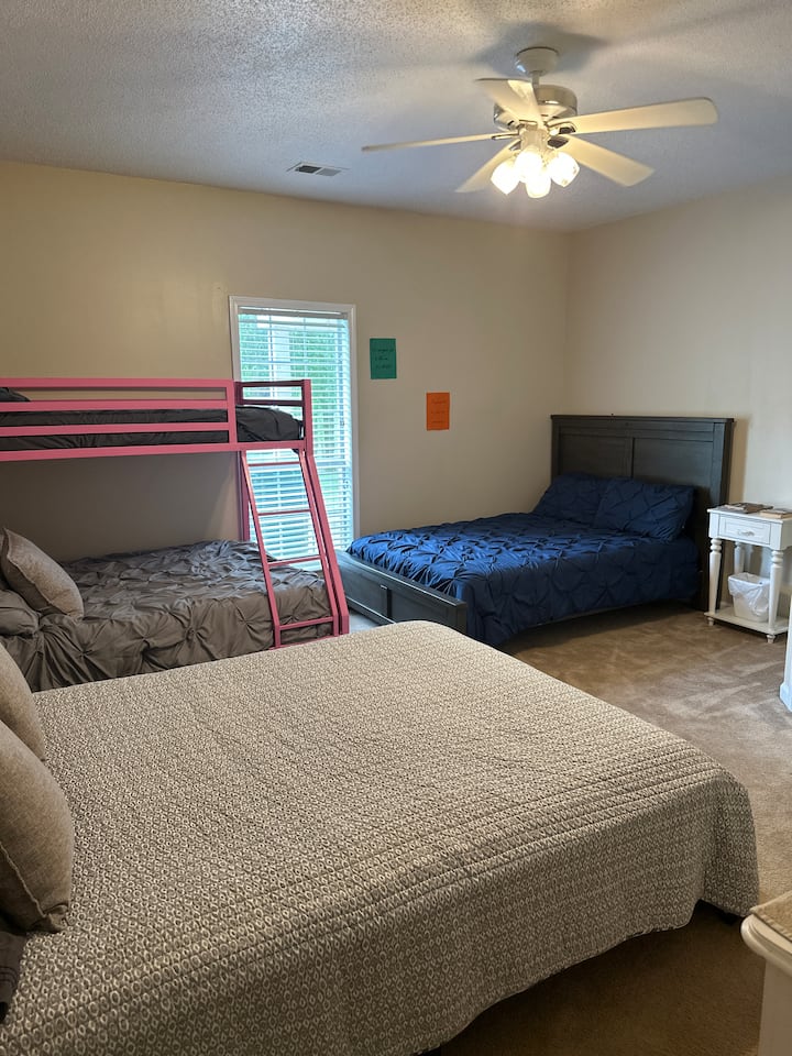 Спалната соба 5 е на крајот од ходникот покрај двете спални соби/бања. Има брачен кревет (широк 150-179 см) , целосен кревет (широк 180-179 см) и кревет (широк 180-179 см) со брачен кревет (широк 180-179 см) одозгора и кревет со целосна големина на долниот Во оваа соба има и голема прошетка во плакарот.  Има телевизор, поглед на беседка во дворот