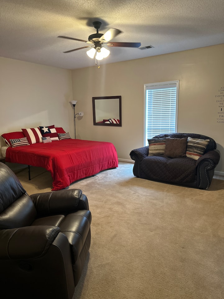 Главната спална соба е по ходникот покрај пералницата. Има брачен кревет (широк 150-179 см), бебешко креветче, љубовно седиште, лежалка и телевизор. Од прозорецот имате убав поглед на езерцето во задниот двор и беседката. Од друг прозорец, поглед на задниот трем