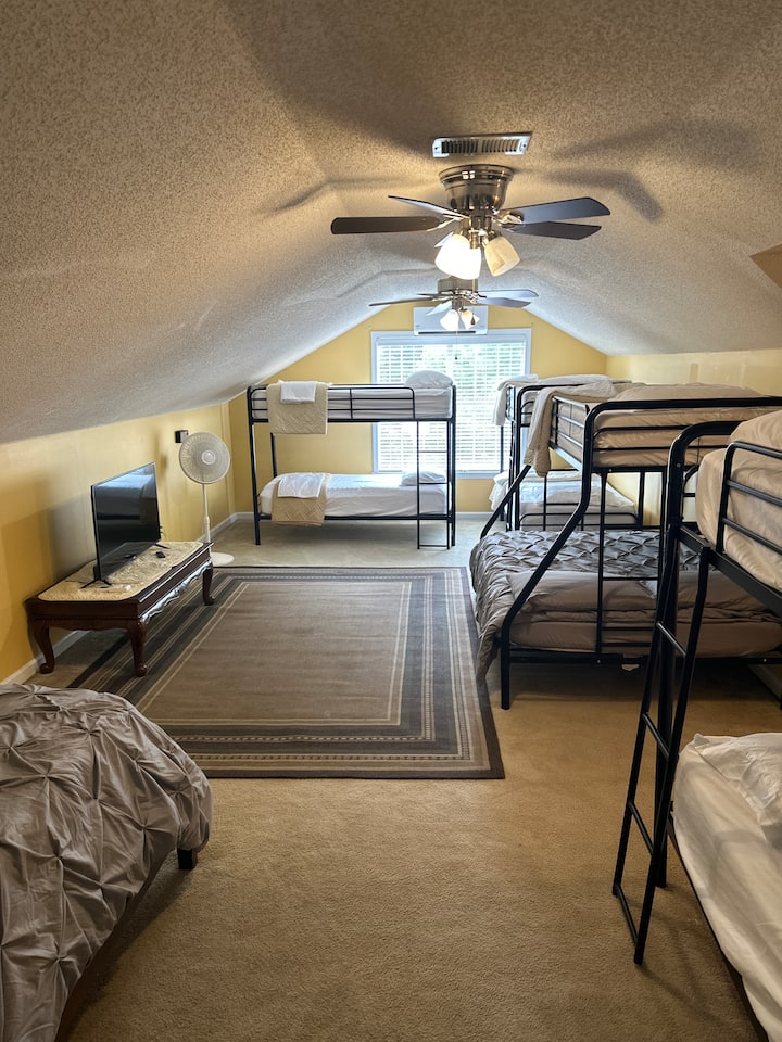 Собата 2 е горе и има четири бункери .  Едниот има близнак одозгора и полн одоздола.   Исто така, има и кревет со целосна големина.  Има телевизор. Во оваа соба може да спијат 11 лица.  Поглед на патеката од прозорец.  Има обичен плакар. 