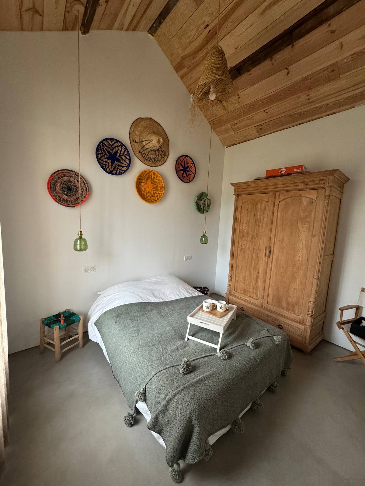 Suite parentale au rez de chaussée avec baignoire îlot et grande vasque double 