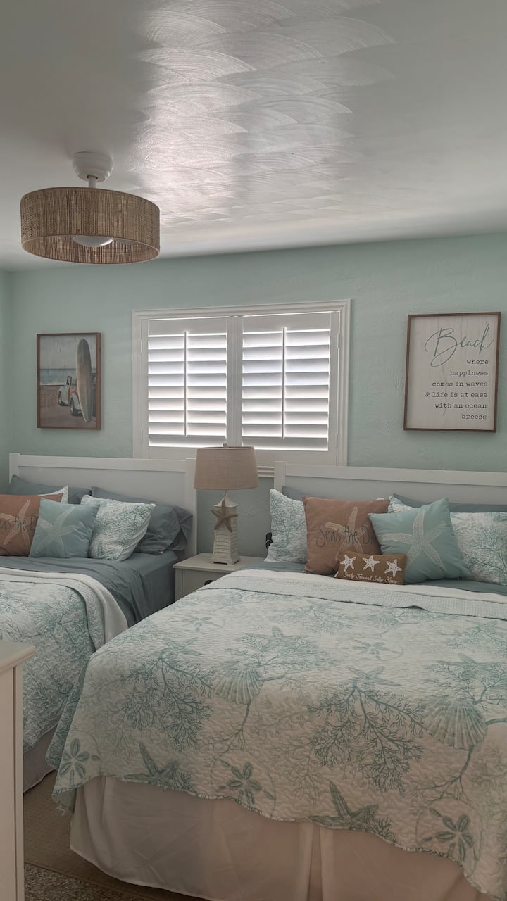 备用卧室，配备两张大尺寸床和智能电视