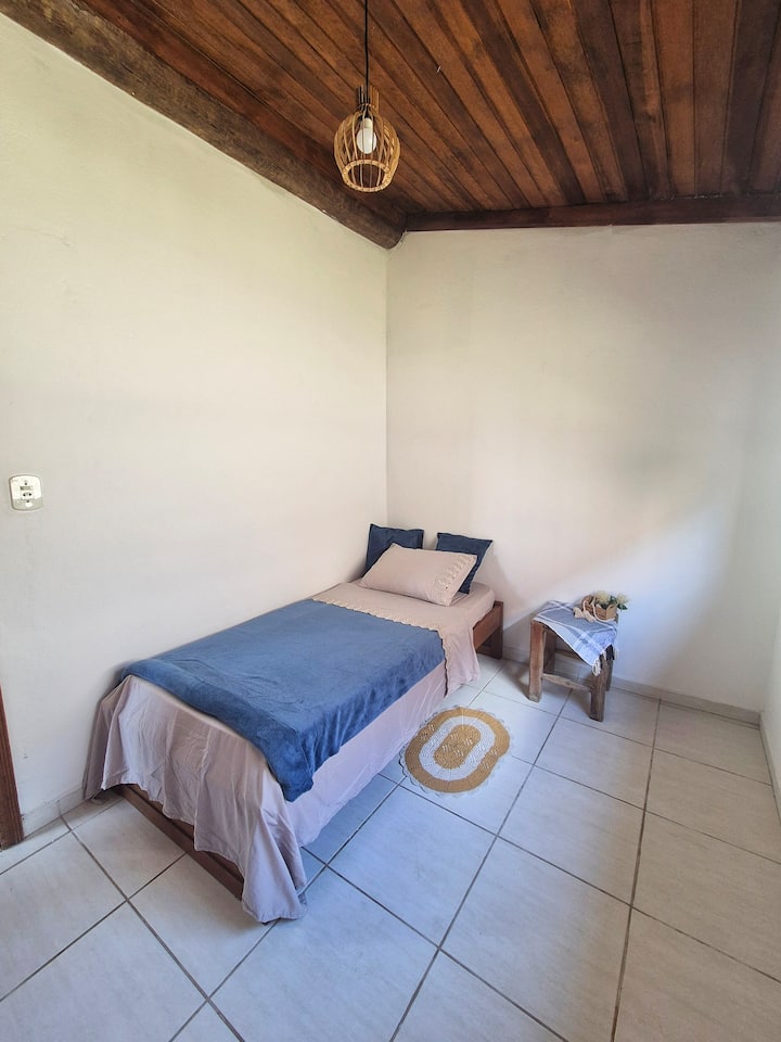 Cama individual y dormitorio privado