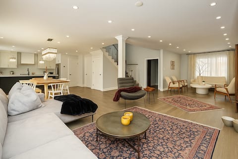 Elegant 5-Bedroom Home |Luxe Comfort & Grand Style