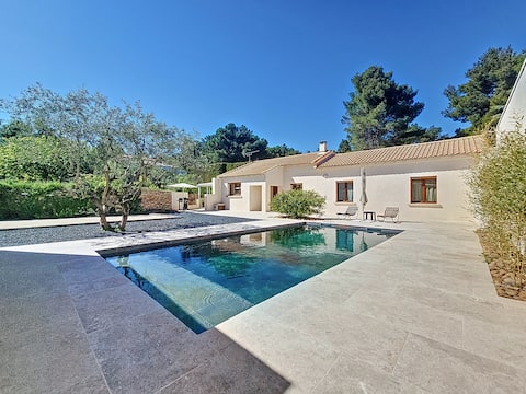 Popular Airbnb listing: Villa with heated pool near Avignon, air conditioning in Villeneuve Lès Avignon