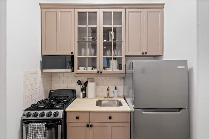 The Halden - Gold Coast Flat Near Mag Mile & Beach - Chicago, IL