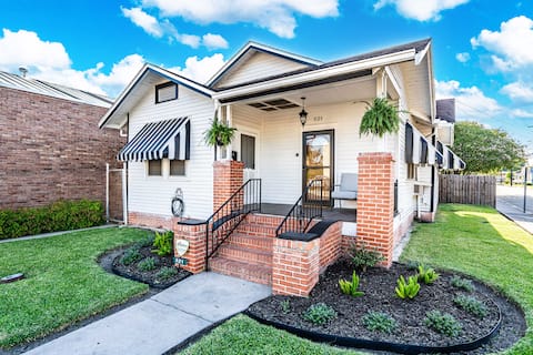 Cozy Dream Cottage - Steps from Best Food & Shops