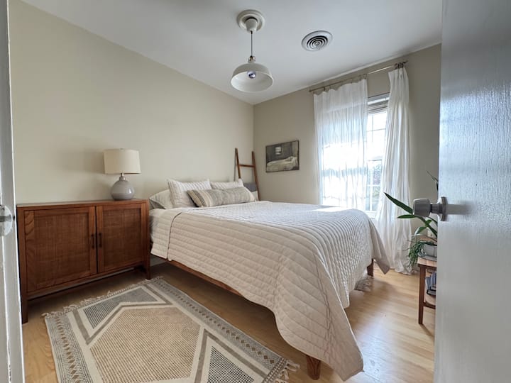 10'x9.5' room with beautiful wood pieces, plenty of storage and a fluffy (but firm) queen mattress. Lovely gentle morning light on a very quiet street. Foliage out front creates some privacy.