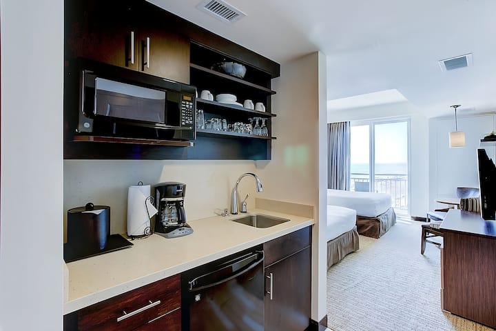 Coastal Escape! Kitchen, Pool, Ocean View Stay! - Virginia Beach