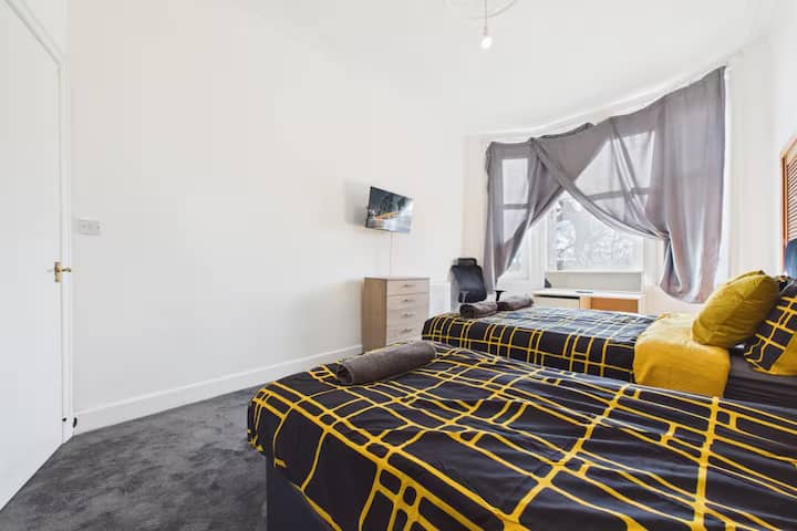 West End Apartment, Sleeps 5, Free Parking - The Burrell Collection