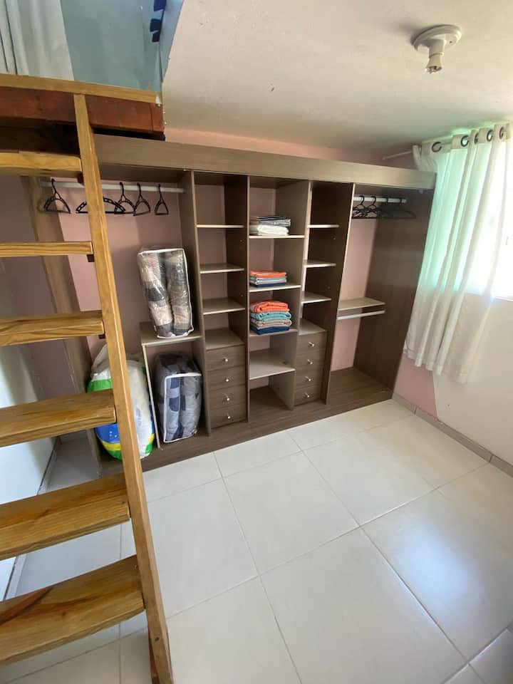 Dhoma jonë mesanine ka një dollap shumë të rehatshëm me pasqyrë, praktik për mbërritjen tënde me valixhe. Shumë e lehtë, mjafton të hysh brenda dhe të vendosësh rrobat mbi varëse rrobash.