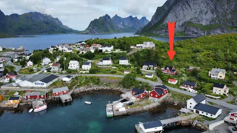 Lofoten, Reine - Red house with beautiful view