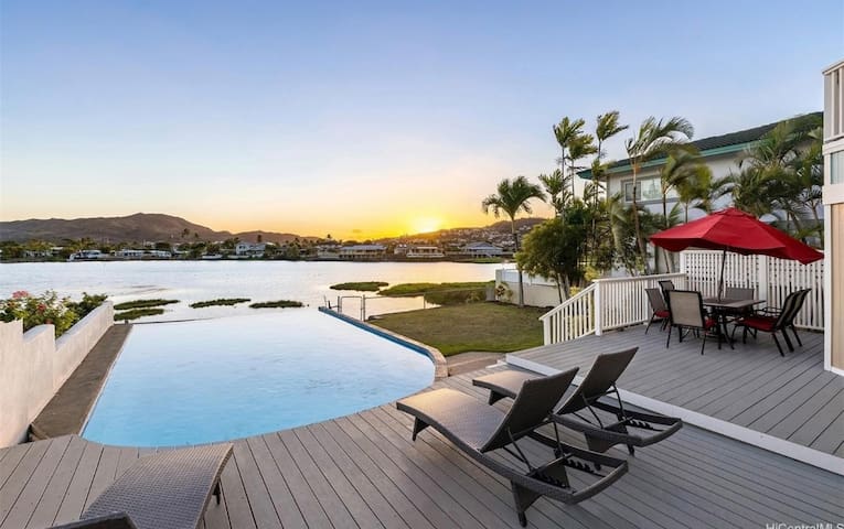 Beautiful Sunrise Kailua Lakeside Home; pool views