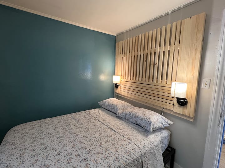 ห้องนอนพร้อมเตียงเต็มรูปแบบ นอนได้หนึ่งคนแบบสบายๆ 
นอนได้ 2 คนแต่จะใกล้กันมากและอบอุ่นด้วยกัน คุณหรือบุคคลที่ 2 ไม่ควรเตะไปมาในขณะที่หลับหรือกรน หัวเราะเสียงดัง.. 
มี “ห้อง” ที่ 2 ด้านหลังพร้อมเตียงแฝด