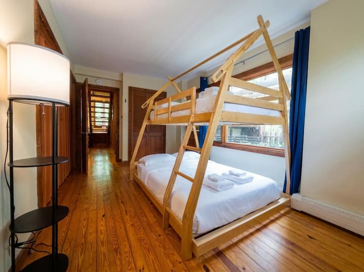 Camera da letto n. 2 | Letto a castello con letto singolo superiore e letto matrimoniale inferiore | Bagno Jack & Jill