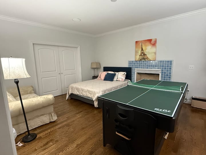 La cama tamaño queen tiene un edredón grueso, y también se proporciona un edredón extra delgado para que lo uses en cualquier momento si sientes frío. 
Y podrías jugar tres tipos diferentes de juegos en esta mesa de bolas y divertirte 