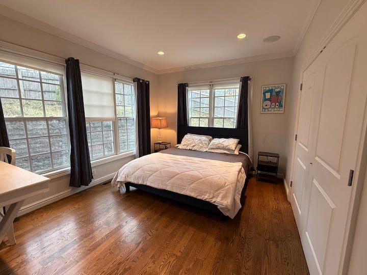 La cama KING tiene un edredón grueso, y también se proporciona un edredón extra delgado para que lo uses en cualquier momento si sientes frío.