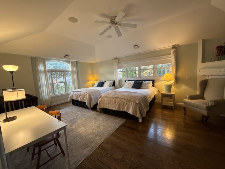 Estas dos camas tamaño queen están equipadas con edredones gruesos y un edredón fino adicional si sientes frío.