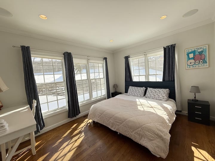 Il letto KING SIZE ha un piumone spesso, e viene fornito anche un piumone extra sottile da utilizzare in qualsiasi momento se hai freddo. 
Questa camera ha molta luce naturale, che la rende luminosa e calda.