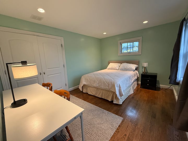 La cama tamaño queen tiene un edredón grueso y también se proporciona un edredón extra delgado para que lo uses en cualquier momento si sientes frío.
Habitación acogedora para una cómoda noche de sueño