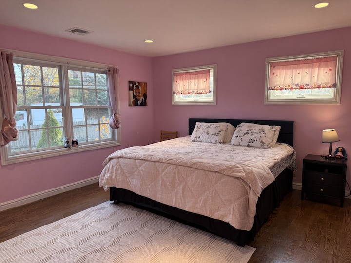 La cama KING tiene un edredón grueso, y también se proporciona un edredón extra delgado para que lo uses en cualquier momento si sientes frío.