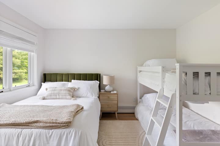 Full bed and twin bunks!