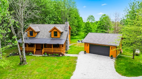 Luxury Log Cabin w/ Hot Tub in Ohio Wine Country