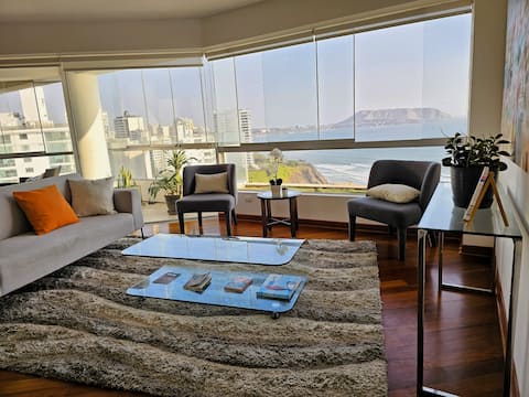 Beautiful terrace overlooking the ocean and the Miraflores esplanade