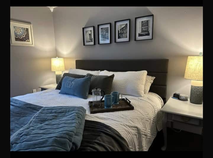 Мирен главен апартман на вториот кат со брачен кревет (широк 150-179 см) и директен пристап до полусум. Барате главен апартман на главниот кат? Контактирајте нѐ! Може да се стави на располагање 4-та спална соба на главниот кат со комплетна бања за дополнителен надоместок за ноќевање. 