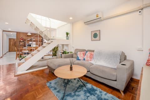 Stay coolzy and central at Haus Phrasingha