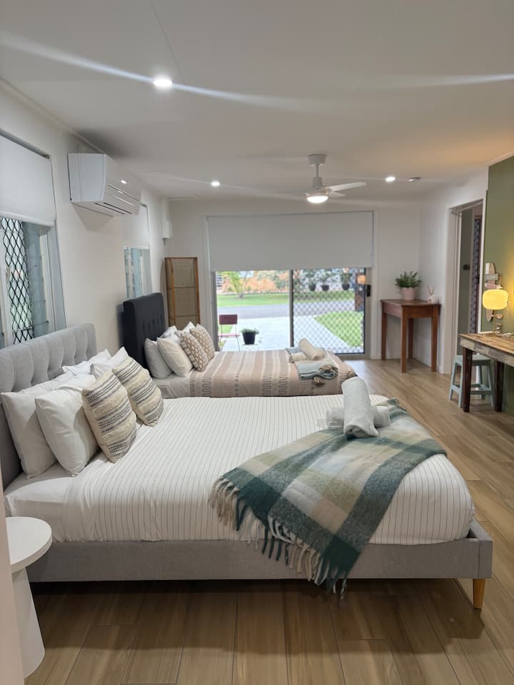 低层单间公寓。2张标准双人床。