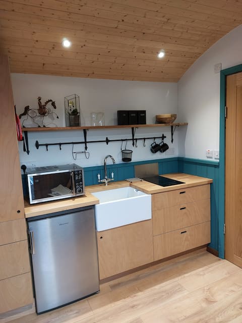 Popular Airbnb listing: Cosy shepherds hut, quiet, dogs welcome in Amber Valley