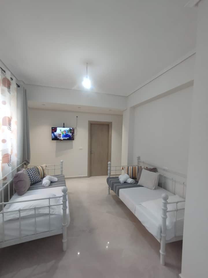 Robert Tringa
 Apartament 
Dhoma 3 - Sarandë