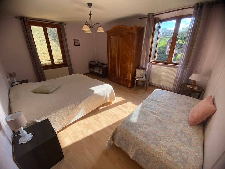 חדר שינה עם 3 מיטות בגודל 90 ס"מ שניתן להפריד או להרכיב