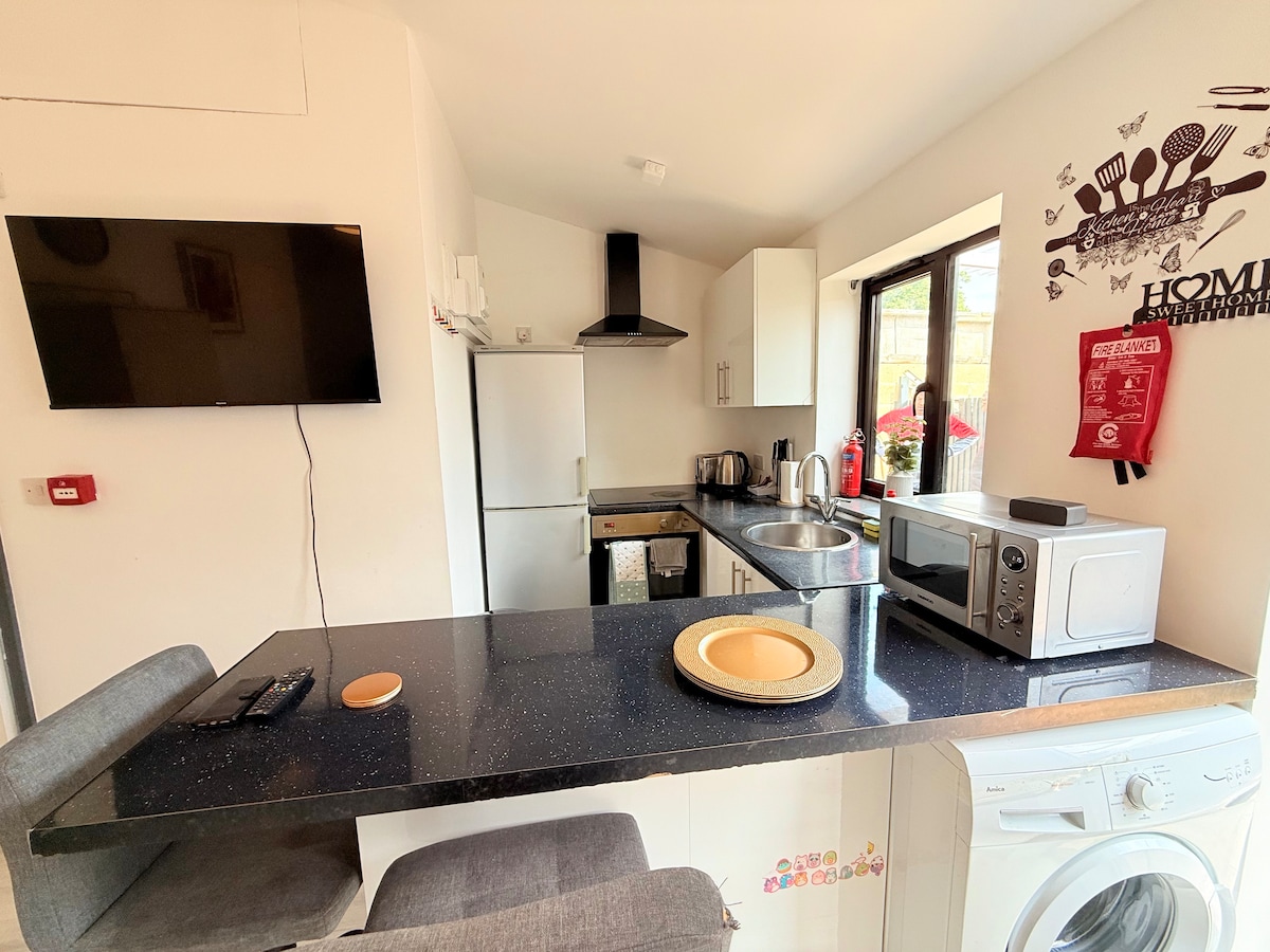 Top Airbnb: Comfortable Studio Apartment | Free Parking in Slough