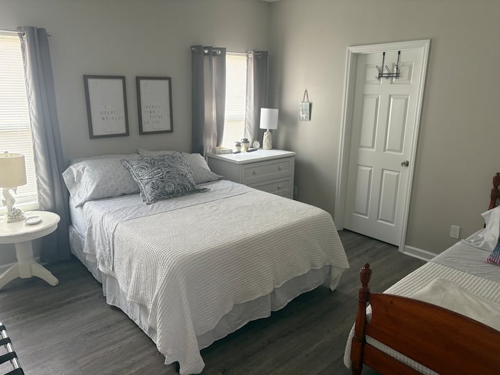 Cama tamaño queen y cama doble.  Perfecto para 3 niños o padres con un niño.