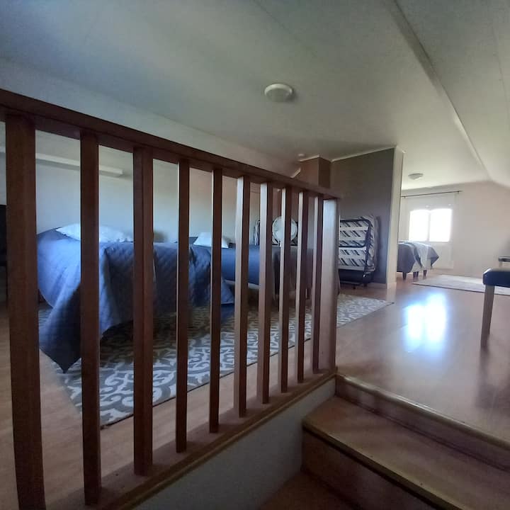 ห้องชั้นบนมีพื้นที่นอนแยกกัน 2 ห้องโดยไม่มีประตูเชื่อมต่อ