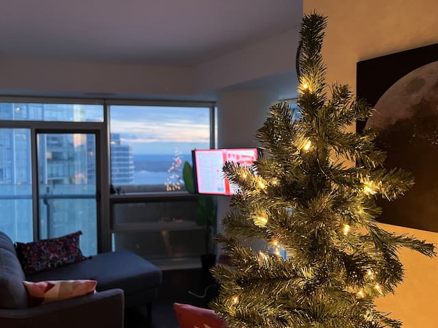 Stylish 2 Bed 2 Bath CN Tower Views w/ Parking
