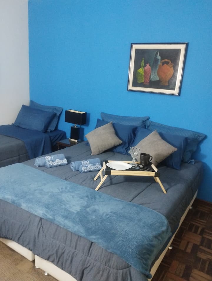 Kila chumba kina rangi yake ya mapambo, pamoja na mipangilio ya matandiko

Madirisha yana skrini na yamefungwa kwa asilimia 100,  hakuna mwanga

Vyumba vya kulala vina feni, kabati lililojengwa ndani lenye hanger

Pasi yenye meza na kikausha nywele kinapatikana
