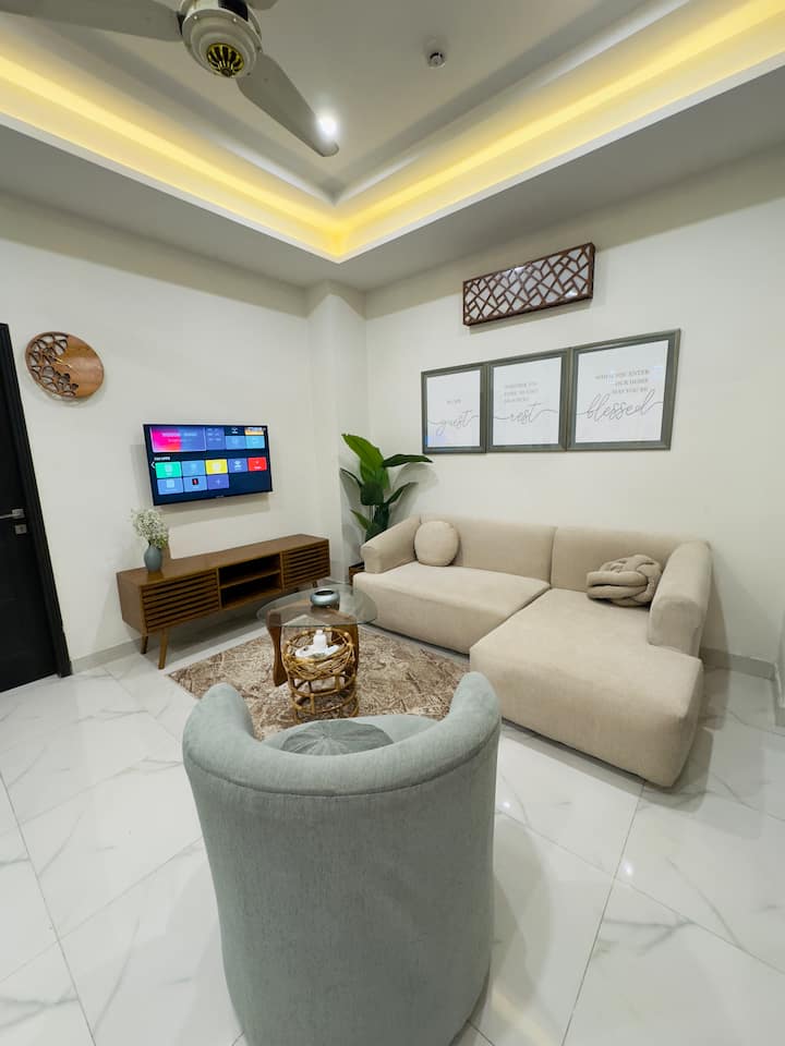 Luxe Loft: Luxury 2-bed Comfort - Islamabad