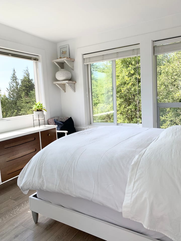 Beau Mountain Cottage - Ocean Views - Sooke