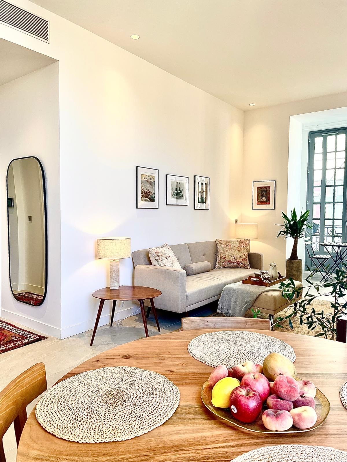 Top performing Airbnb: Carré D'Or,elegant 2 BR, Beach: 300m, renovated,AC in Rue De France